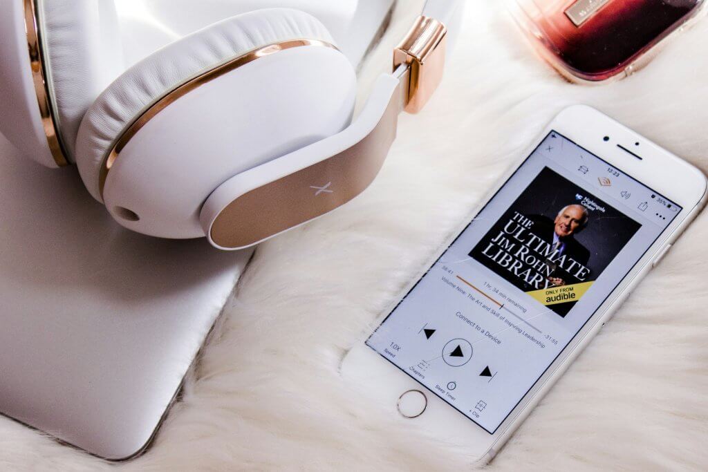 casque audio et téléphone portable montrant un audiolivre
