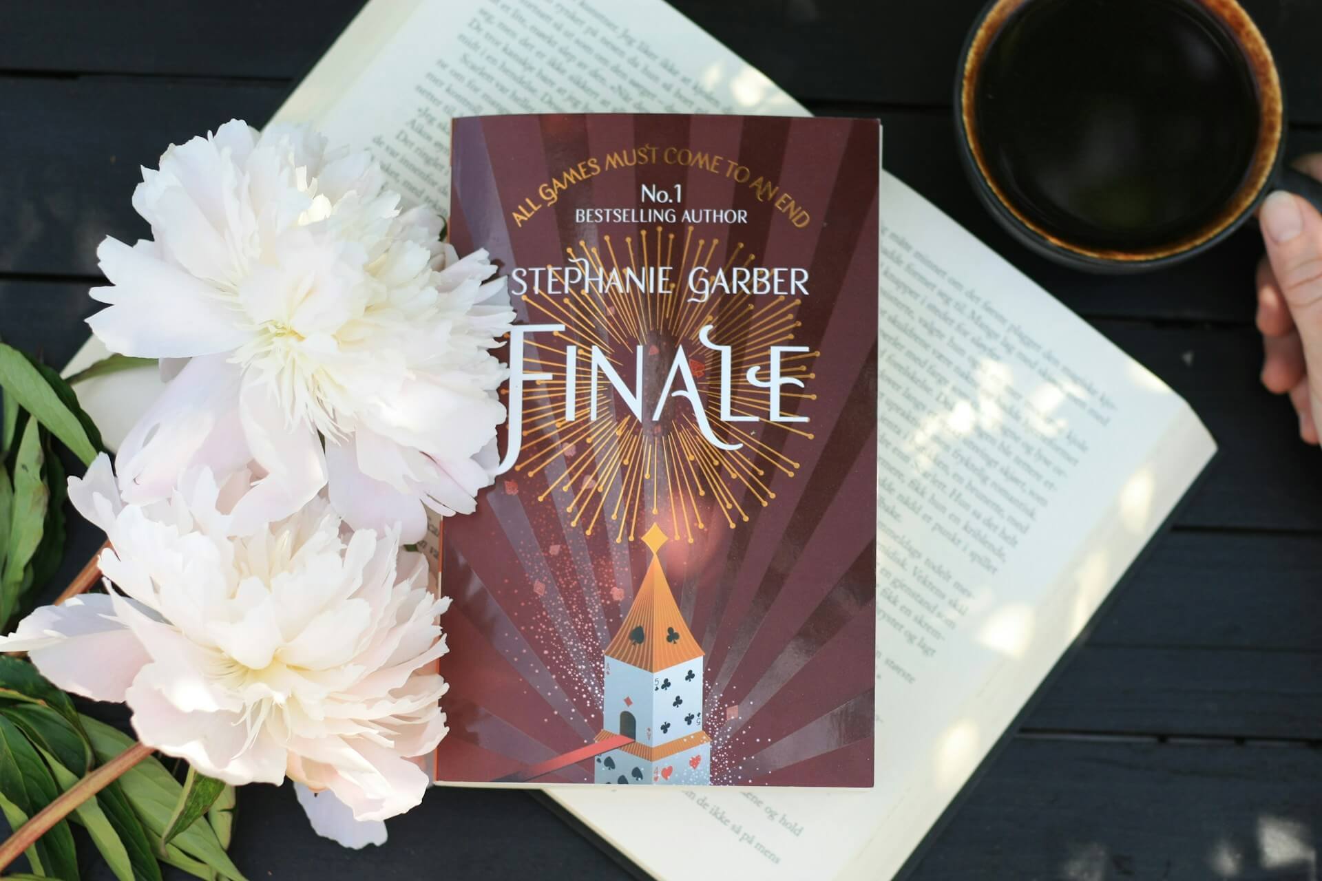 livre vu de face avec des fleurs sur le côté